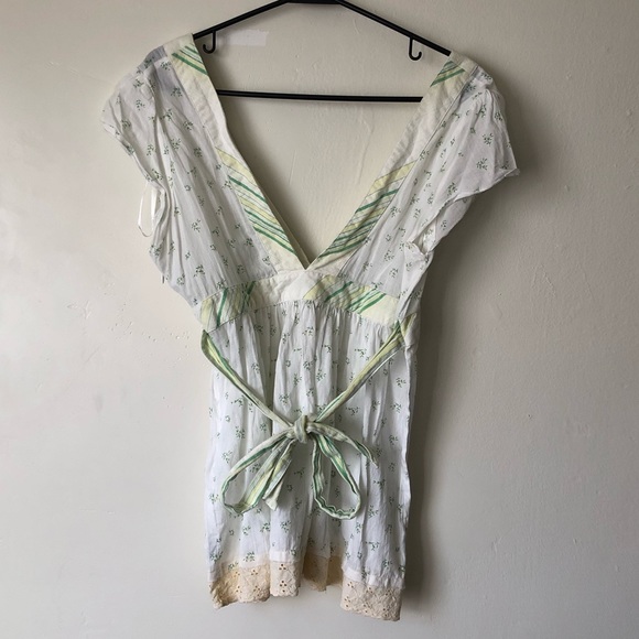 Free People Adorable Boho Floral Short Sleeve Top w/ Deep V-Neck - Picture 5 of 7